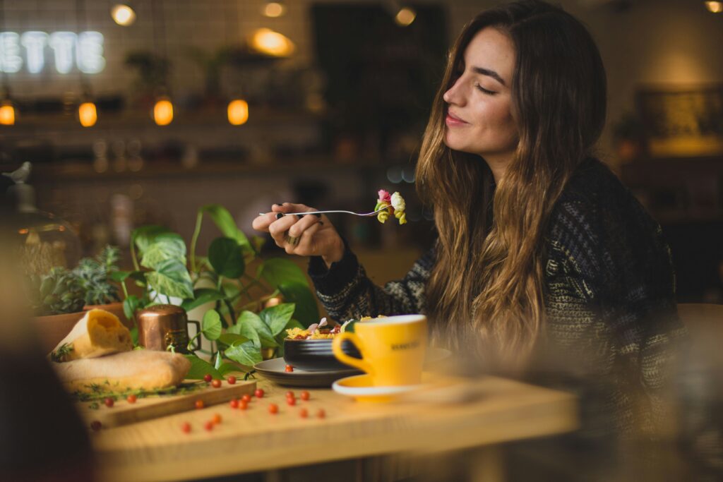 Person geniesst gesunden Lebensstil mit ausgewogener Ernährung